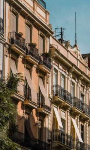 O Goberno galego delega a regularización e limitación dos pisos turísticos aos concellos e comunidades de veciños