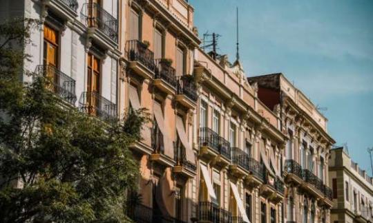 O Goberno galego delega a regularización e limitación dos pisos turísticos aos concellos e comunidades de veciños