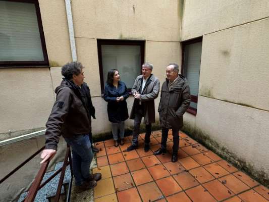 O delegado da Xunta en Ourense supervisa as obras de rehabilitación dun edificio de vivendas públicas no Carballiño nas que o Goberno galego inviste preto de 80.000 €
