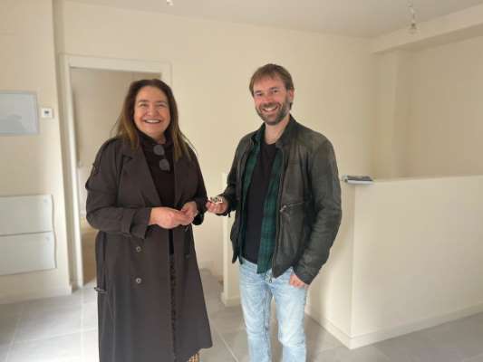 Ana Ortiz entrega as chaves dunha nova vivenda de promoción pública no Casco Vello de Vigo