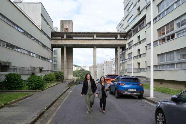 Belén do Campo supervisa a execución da obra do edificio na rúa Tulipanes 15 na que a Xunta investiu case 130.000€