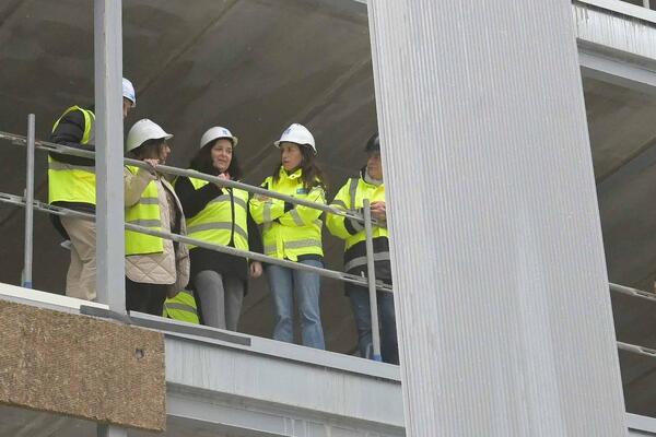 Allegue supervisa na Coruña a instalación de fachadas industrializadas nun inmoble de 40 vivendas, que se sortearán en xaneiro
