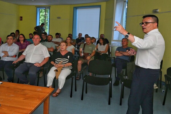 La Xunta anima en Monterrei la solicitar las ayudas a la rehabilitación de vivienda para personas trabajadoras con el fin de contribuir a la fijación de población en el rural