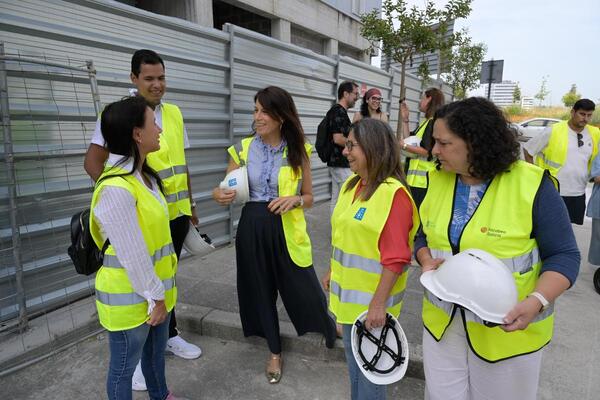 Allegue visita con varios adxudicatarios as obras de construción de 40 vivendas públicas en Xuxán, na Coruña, que estarán rematadas a finais deste verán
