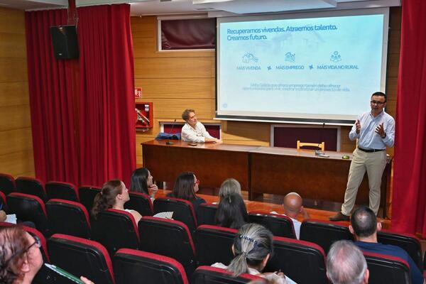 La Xunta apela en O Carballiño a la cobertura de vacantes y a la fijación de población en el rural a través de las ayudas a la rehabilitación de viviendas para trabajadores