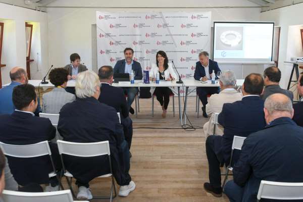 A conselleira Martínez Allegue chama a unir esforzos entre as administracións públicas e os actores privados para facilitar o acceso dos cidadáns á vivenda