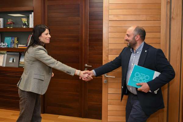 A conselleira María Martínez Allegue mantén un encontro de traballo co alcalde de Rodeiro