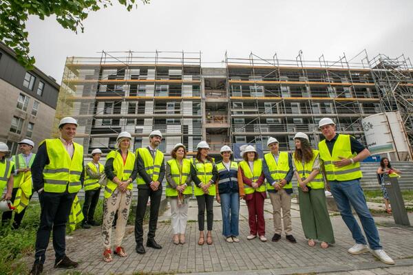 A conselleira María Martínez Allegue visita xunto á ministra Isabel Rodríguez as obras dun inmoble para 24 vivendas públicas que a Xunta executa no Castiñeiriño, en Santiago