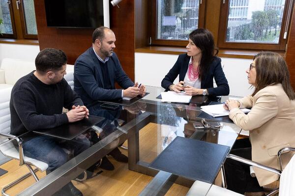 A conselleira María Martínez Allegue mantén unha reunión de traballo co alcalde de Pontedeume