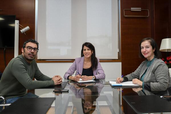 A conselleira María Martínez Allegue mantén unha reunión de traballo co alcalde da Veiga