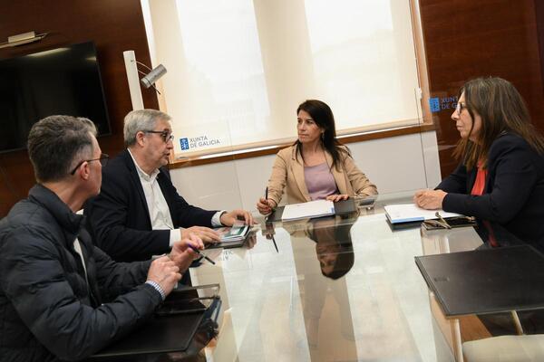 La conselleira María M. Allegue mantiene un encuentro de trabajo con el alcalde de Ames
