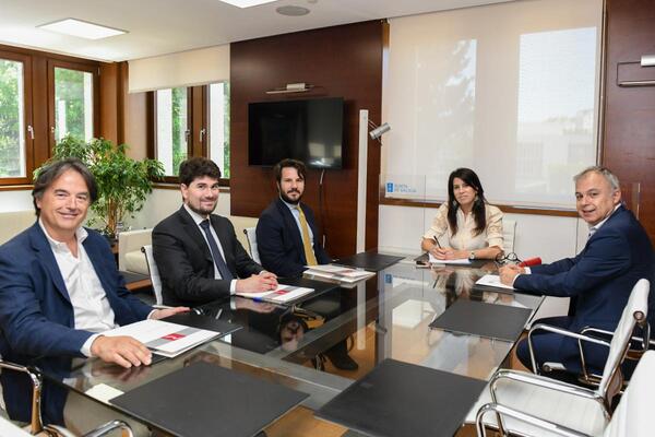 A conselleira M. Allegue mantén un encontro cos representantes do decanato de Galicia do Colexio de Rexistradores da Propiedade de España