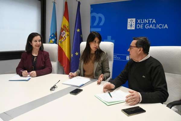 A conselleira María M. Allegue mantén unha reunión co alcalde de Carballeda de Avia