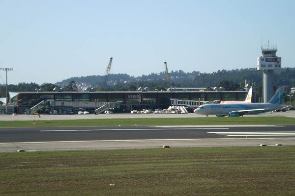 Aena termina las obras de rehabilitación para mejorar la insonorización en 47 viviendas cercanas al aeropuerto de Peinador