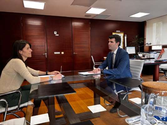La conselleira Martínez Allegue aborda con el alcalde de A Estrada, Gonzalo Louzao, actuaciones en materia de vivienda en el municipio