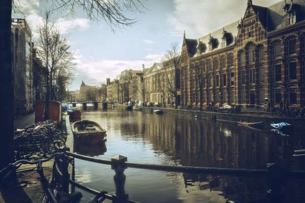 A cidade de Amsterdam prohibe a construción de novos hoteis para controlar o turismo de masas
