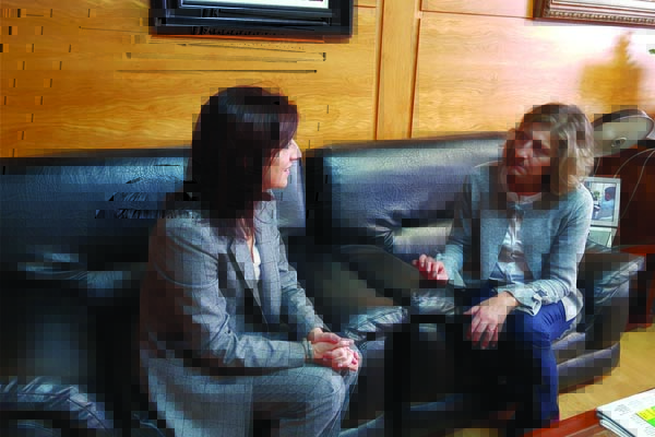 A conselleira de Medio Ambiente e a alcaldesa de Forcarei analizan a demanda actual de vivenda no concello de Forcarei