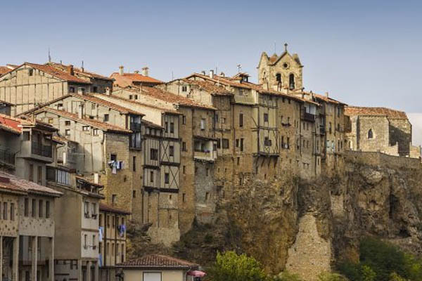 Castela e León vende o metro cadrado da vivenda a 1.036 euros, tras abaratarse un 0,8%, frente a subida do conxunto de España