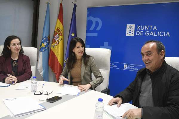 La conselleira María M. Allegue mantiene un encuentro de trabajo con el alcalde de Coles