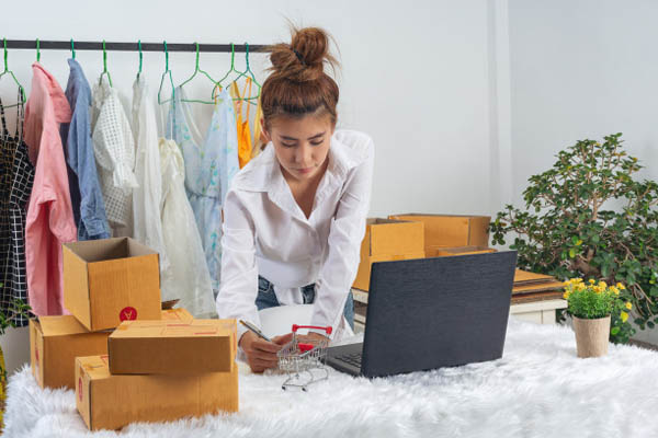 Máis de un centenar de firmas comerciais lanzan unha iniciativa para pedir ao Goberno renegociar os alugueiros