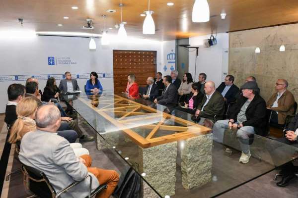 A conselleira M. Allegue anima a promotores e cooperativistas a presentar as súas ofertas para o concurso de parcelas de Ferrol e de Vigo