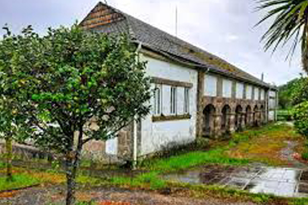 Curtis lanza un concurso público para a contratación da rehabilitación dunha escola unitaria que a transforme en dúas vivendas sociais