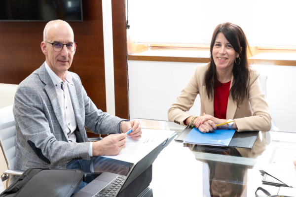 A conselleira María Martínez Allegue mantén unha reunión de traballo co alcalde de Curtis