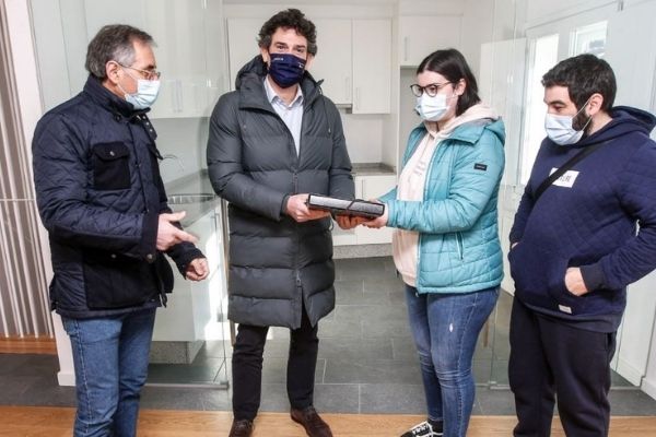 A Xunta entrega dúas vivendas de promoción pública en Viveiro e Mondoñedo