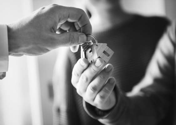 Segundo FADEI, as axencias inmobiliarias interveñen no 70% das operacións en España