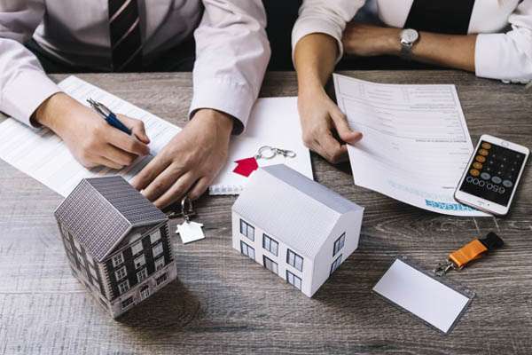 A taxa media de hipotecas a 30 anos baixou lixeiramente en Estados Unidos, pero mantense preto do 7%, segundo Freddie Mac