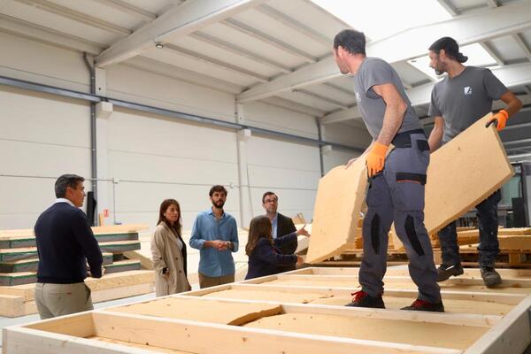 A conselleira María M. Allegue destaca a importancia do pulo ás técnicas industrializadas, que sitúa a empresas como arraigo na vangarda da innovación empresarial no sector residencial galego