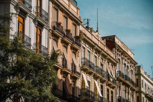 O Goberno galego delega a regularización e limitación dos pisos turísticos aos concellos e comunidades de veciños