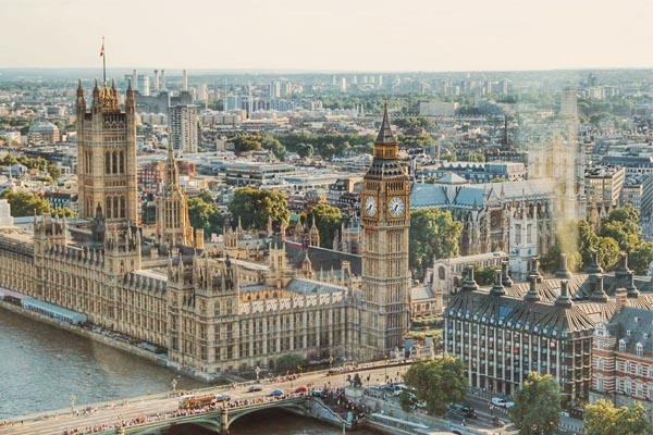 As restricións ás viaxes internacionais seguen perxudicando os prezos das vivendas de luxo en Londres