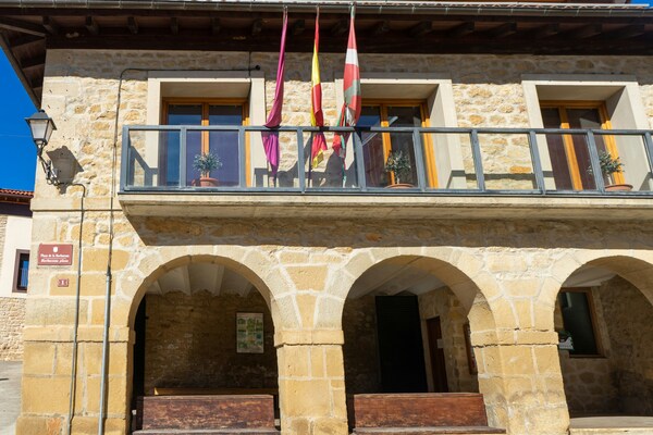 O Parlamento de Navarra aproba unha lei para regular o alugueiro de habitacións e equiparalo ao arrendamento residencial