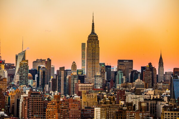 Nova York estuda novos impostos sobre vivendas de luxo compradas ao contado e segundas residencias