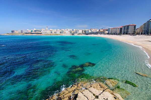 Aviturga informa que o Orzán acumula o maior número de vivendas de uso turístico en A Coruña