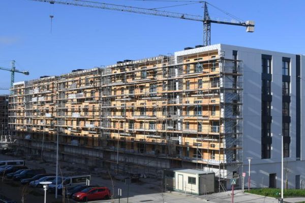 Polo menos 120 concellos son susceptibles de ser zonas tensionadas de vivenda