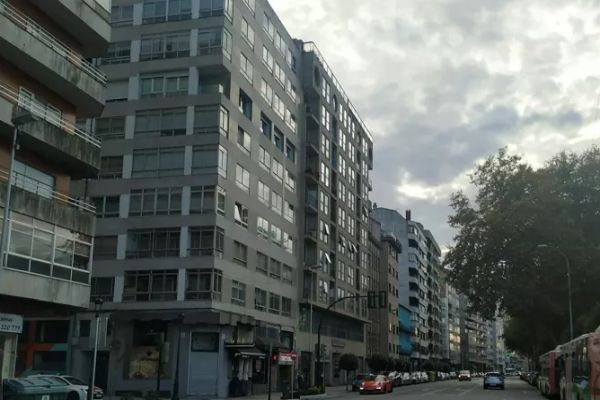 O mercado da vivenda fréase en Vigo pola oferta limitada, os prezos inflados e a compra escasa