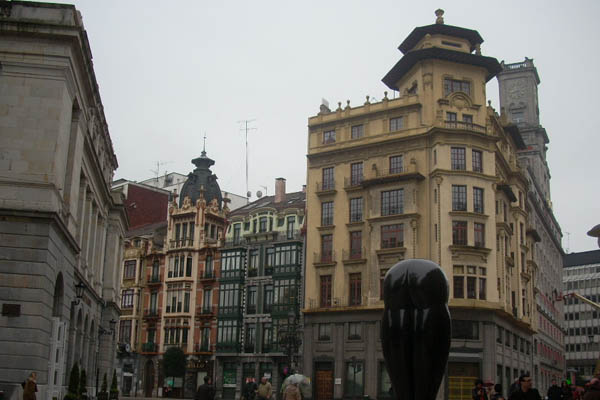 Unha trintena de familias en Oviedo esperan por unha vivenda