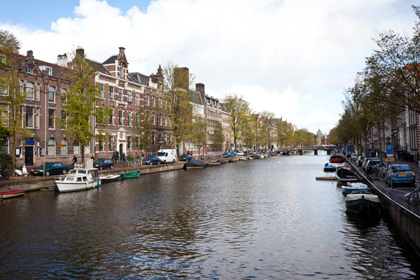 A cidade de Ámsterdam valora prohibir o alugueiro de vivendas de nova construción recén mercadas