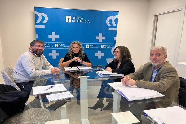 Martina Aneiros mantivo unha reunión coa comunidade de propietarios do edificio Telleiras, 3 de Narón