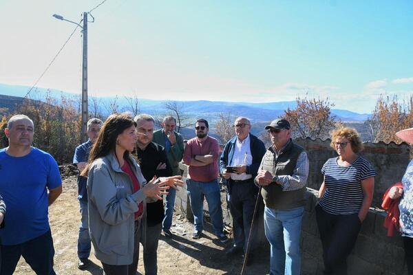 A conselleira María M. Allegue reúnese con veciños afectados polos lumes no concello do Bolo