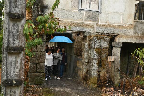 A conselleira María M. Allegue reúnese en Carballeda de Avia con veciños afectados polos incendios