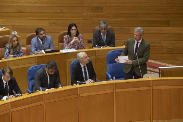 O presidente da Xunta presenta as medidas sobre vivenda durante a sesión de investidura