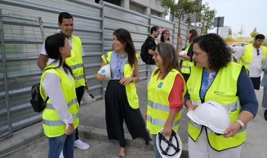 Allegue visita con varios adxudicatarios as obras de construción de 40 vivendas públicas en Xuxán, na Coruña, que estarán rematadas a finais deste verán