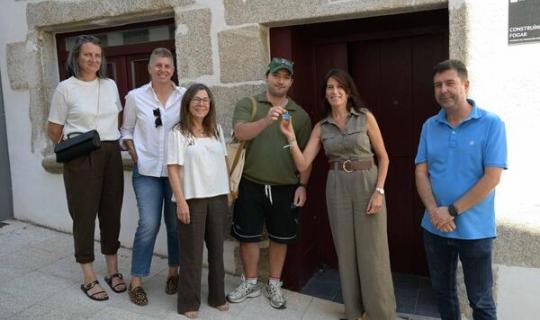 A Xunta entrega en alugueiro unha nova vivenda pública no centro histórico de Betanzos, froito dunha rehabilitación do Plan Rexurbe