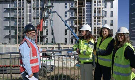 Allegue supervisa a instalación dos balcóns con técnicas industrializadas na promoción de 40 vivendas públicas de Xuxán, na Coruña