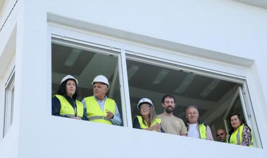 Belén do Campo destaca o investimento de 115.000€ da Xunta para rehabilitar dúas vivendas municipais de Touro para incorporalas ao parque de vivendas municipais