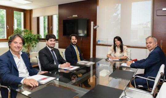 A conselleira M. Allegue mantén un encontro cos representantes do decanato de Galicia do Colexio de Rexistradores da Propiedade de España