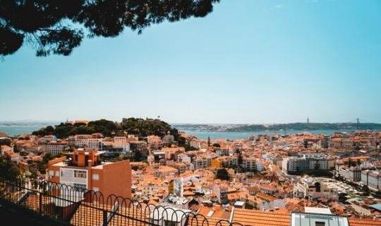 O Parlamento Europeo sinala a retirada de vivendas no mercado tradicional cara pisos turísticos como factor clave da crise de vivenda en Portugal